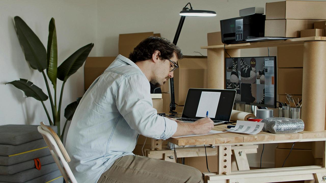 Business man che lavora al computer